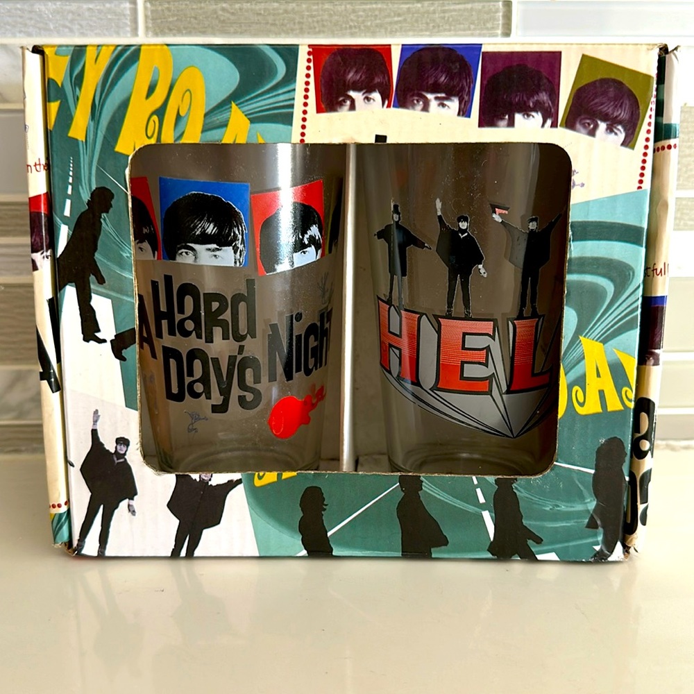 Set of 2 Beatles A Hard Days Night and Help collectible pint glasses